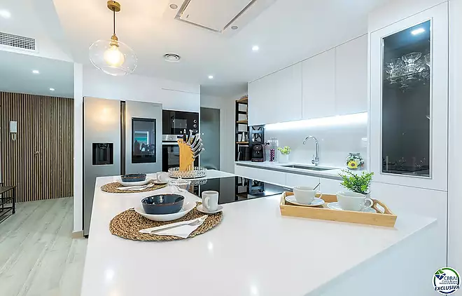 Apartament reformat amb 3 habitacions a 100 m de la platja de Roses.