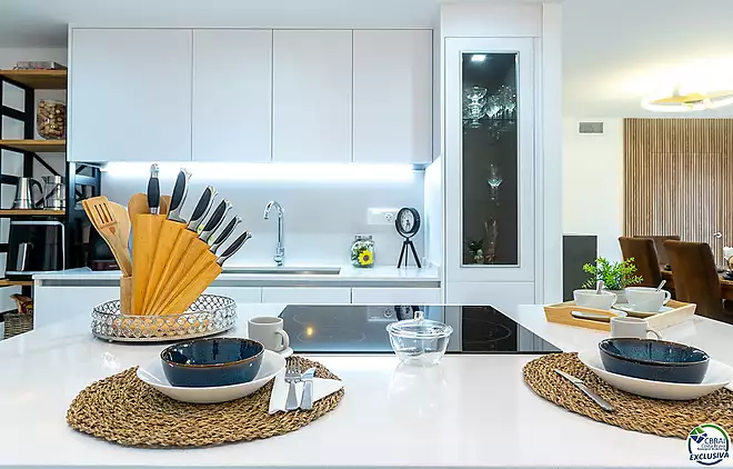 Apartament reformat amb 3 habitacions a 100 m de la platja de Roses.