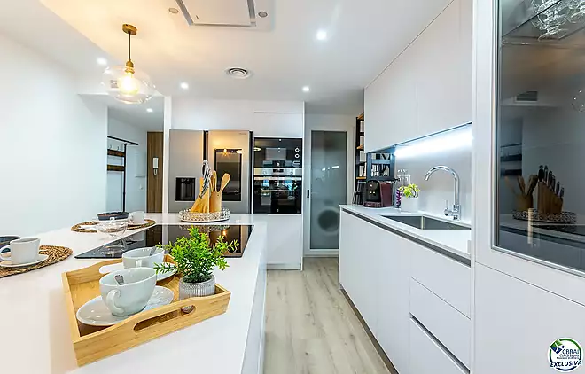 Apartament reformat amb 3 habitacions a 100 m de la platja de Roses.
