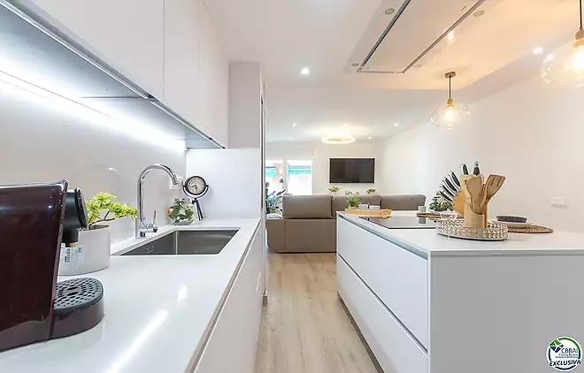 Apartament reformat amb 3 habitacions a 100 m de la platja de Roses.
