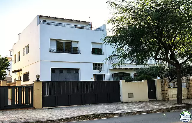Casa amb encant i gran potencial a Llançà. Llicència turística