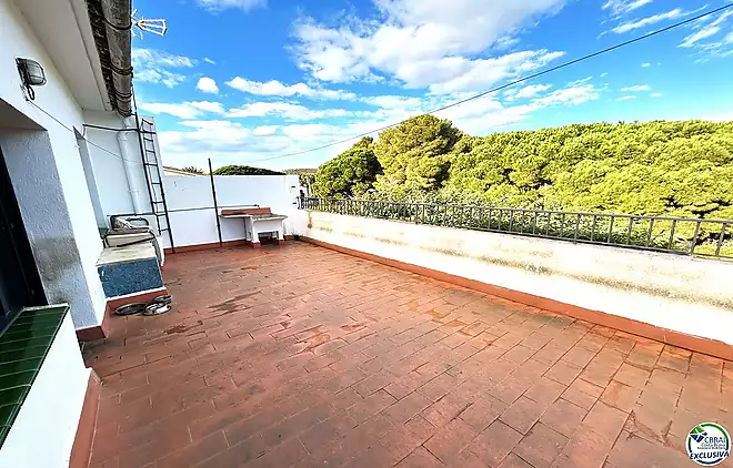 Casa amb encant i gran potencial a Llançà. Llicència turística