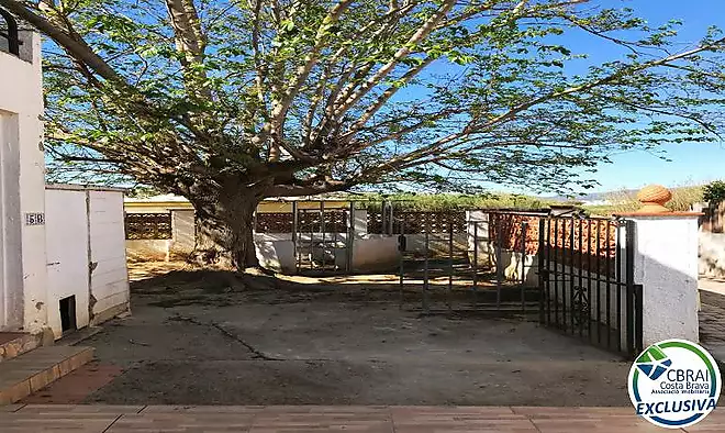 El teu proper projecte a Empuriabrava: casa amb jardí i molt de potencial