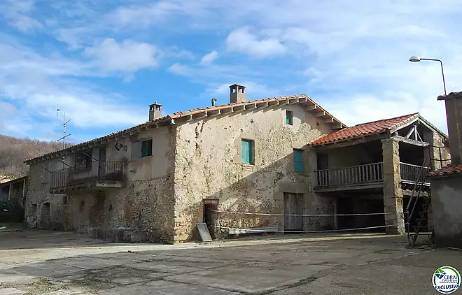 Magnifica finca ramadera i forestal a Vidr&agrave; a 3,5 km del poble amb cam&iacute; d'acc&eacute;s pavimentat. Amb una extensi&oacute; de 108 hect&agrave;rees.