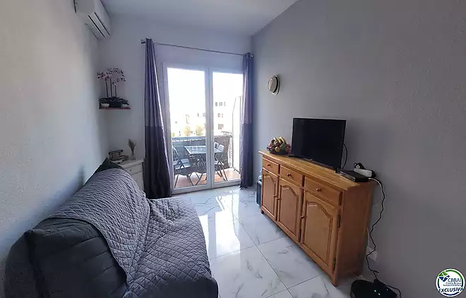 EMPURIABRAVA - POBLAT T&Iacute;PIC: Apartament reformat en venda