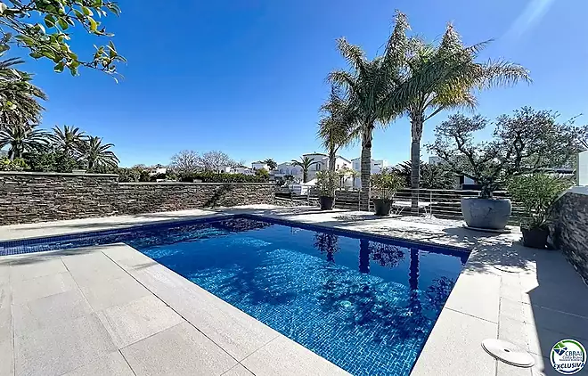 Casa renovada al sur, con piscina y acceso a un canal amplio en Empuriabrava.