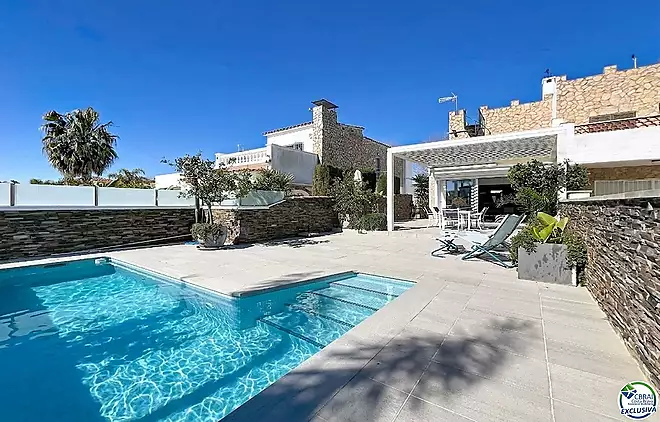 Casa renovada al sur, con piscina y acceso a un canal amplio en Empuriabrava.