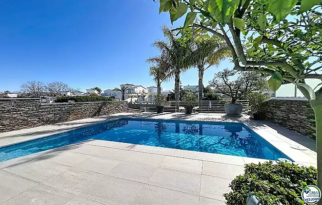 Casa renovada al sur, con piscina y acceso a un canal amplio en Empuriabrava.