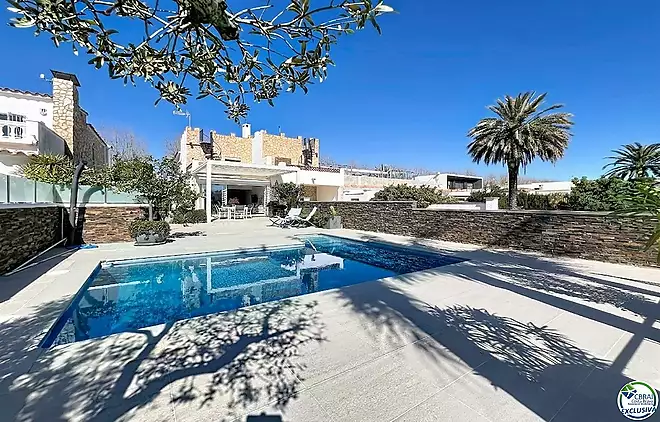 Casa renovada al sur, con piscina y acceso a un canal amplio en Empuriabrava.