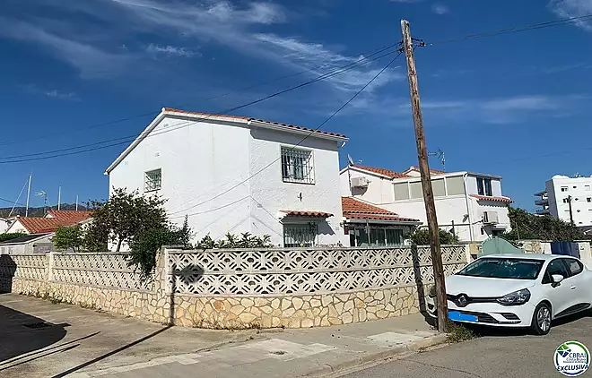 Bonica casa de 3 dormitoris amb jardí a Santa Margarita-Roses