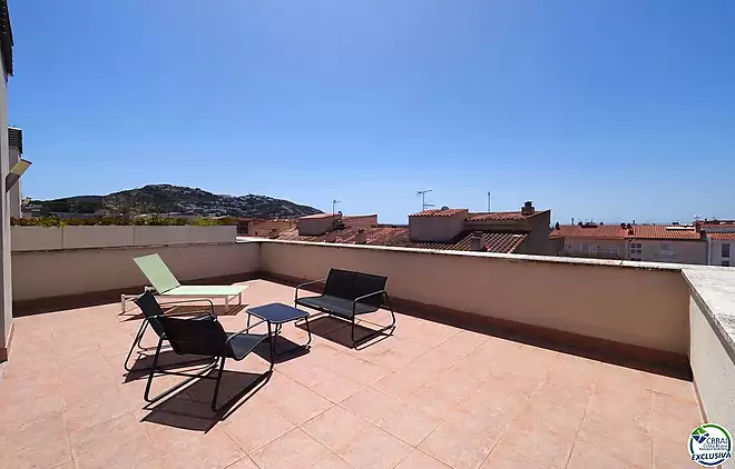 Dúplex àtic amb gran terrassa i pàrquing al centre de Roses