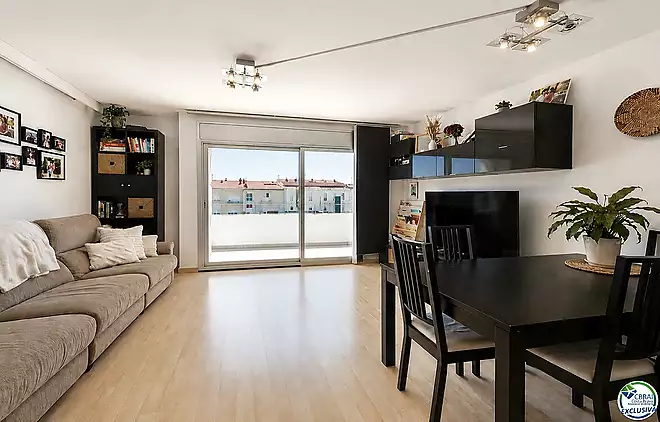 Dúplex àtic amb gran terrassa i pàrquing al centre de Roses