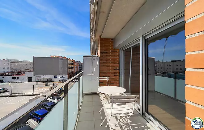 Dúplex àtic amb gran terrassa i pàrquing al centre de Roses