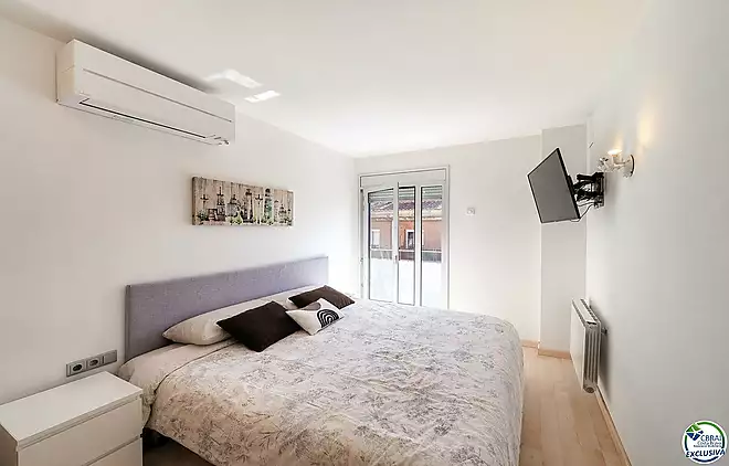 Dúplex àtic amb gran terrassa i pàrquing al centre de Roses