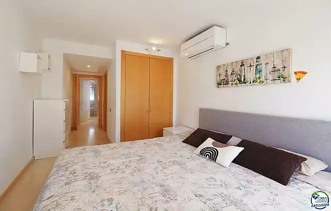 Dúplex àtic amb gran terrassa i pàrquing al centre de Roses