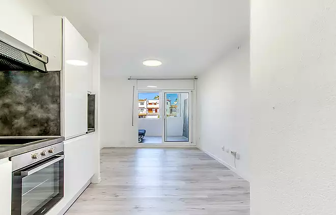 GROUND FLOOR APARTMENT IN EMPURIABRAVA WITH CANAL VIEWS