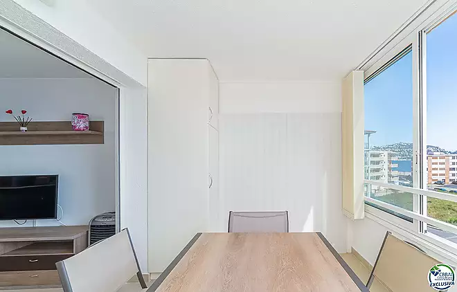 Apartament en perfecte estat amb un dormitori i vistes al mar.