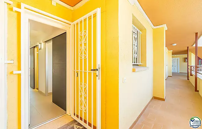 Apartament en perfecte estat amb un dormitori i vistes al mar.