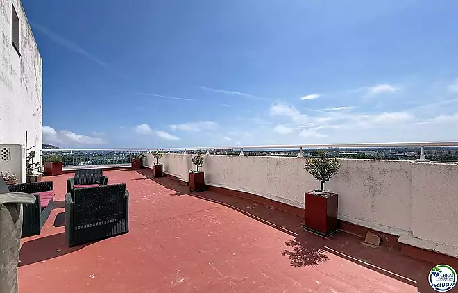 Gran estudi renovat amb terrassa de 72 m&sup2;, veranda recent i vista panor&agrave;mica sobre la badia de Roses en resid&egrave;ncia amb piscina i aparcament