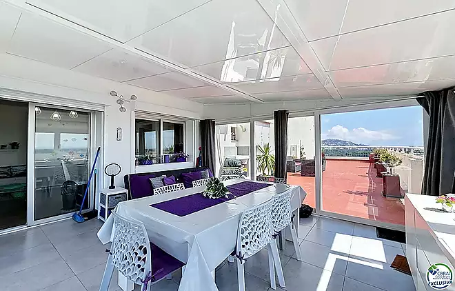 Gran estudi renovat amb terrassa de 72 m&sup2;, veranda recent i vista panor&agrave;mica sobre la badia de Roses en resid&egrave;ncia amb piscina i aparcament