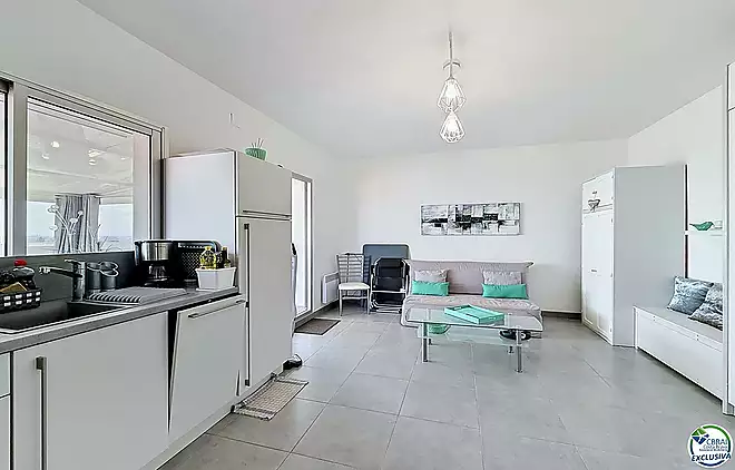 Gran estudi renovat amb terrassa de 72 m&sup2;, veranda recent i vista panor&agrave;mica sobre la badia de Roses en resid&egrave;ncia amb piscina i aparcament