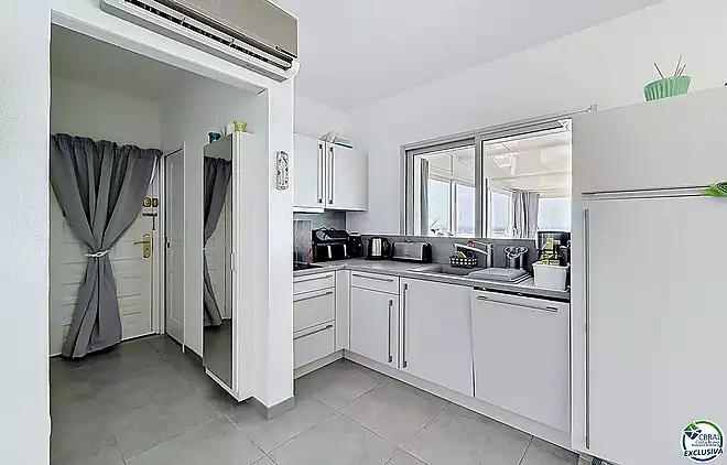 Gran estudi renovat amb terrassa de 72 m&sup2;, veranda recent i vista panor&agrave;mica sobre la badia de Roses en resid&egrave;ncia amb piscina i aparcament