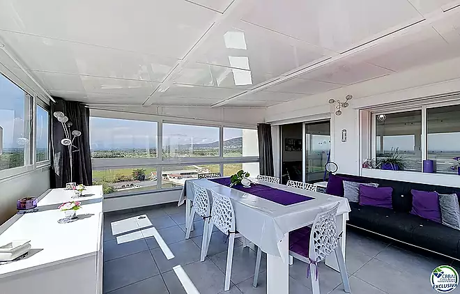 Gran estudi renovat amb terrassa de 72 m&sup2;, veranda recent i vista panor&agrave;mica sobre la badia de Roses en resid&egrave;ncia amb piscina i aparcament