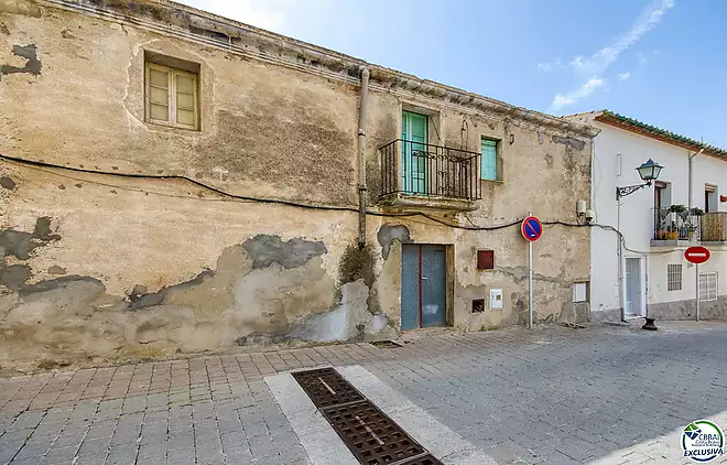 Autenticitat i potencial: Casa de poble amb voltes catalanes al cor de Palau-saverdera