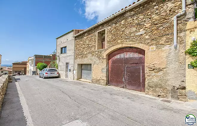 Autenticitat i potencial: Casa de poble amb voltes catalanes al cor de Palau-saverdera