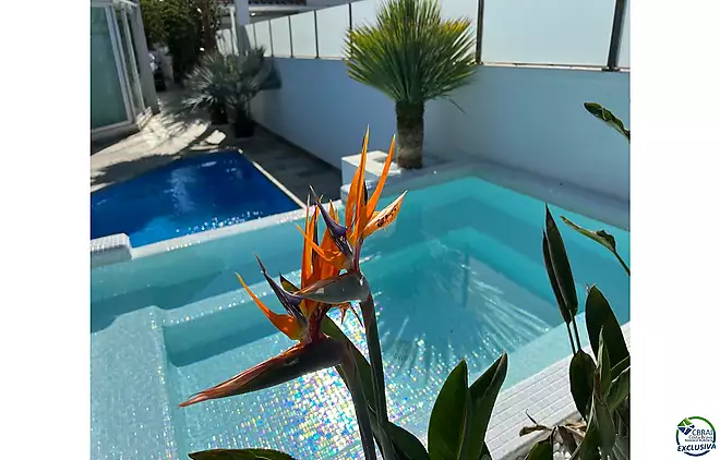 Empuriabrava preciosa casa moderna amb piscina i amarri prop de la platja, sala d'estar de 99 m2