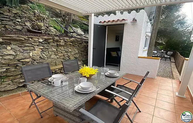 Cabin studio with tourist license and sea views.