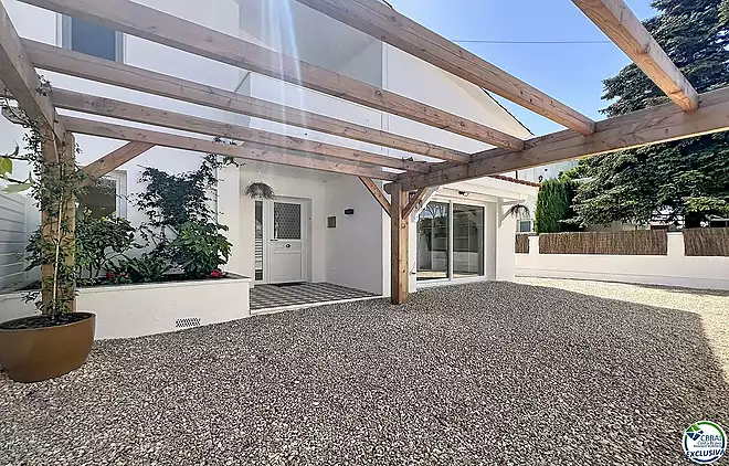Casa renovada con 5 habitaciones y licencia turística en Empuriabrava, sector Peni.