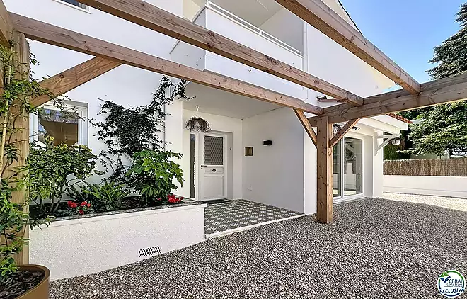 Casa renovada con 5 habitaciones y licencia turística en Empuriabrava, sector Peni.
