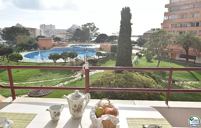 Apartament amb llicència turística a Santa Margarida, Roses, amb terrassa i piscines comunitàries.