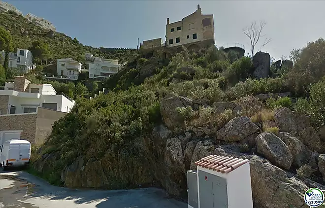 Terreny amb impressionant vista a la badia de Roses