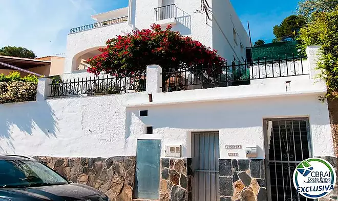 Gran apartament de 3 dormitoris amb boniques vistes a la muntanya a minuts de la platja.