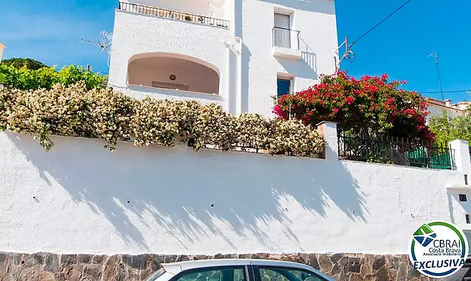 Gran apartament de 3 dormitoris amb boniques vistes a la muntanya a minuts de la platja.