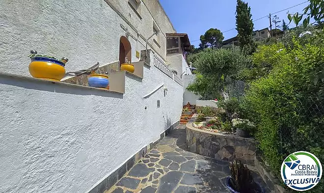 Gran apartament de 3 dormitoris amb boniques vistes a la muntanya a minuts de la platja.
