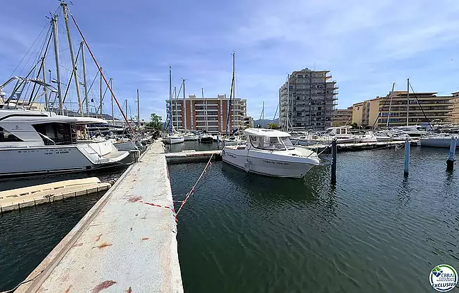 Mooring of 3 x 8 metres, suitable for both sailing and motor boats.