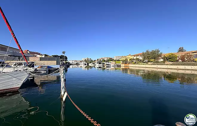 Mooring of 3 x 8 metres, suitable for both sailing and motor boats.