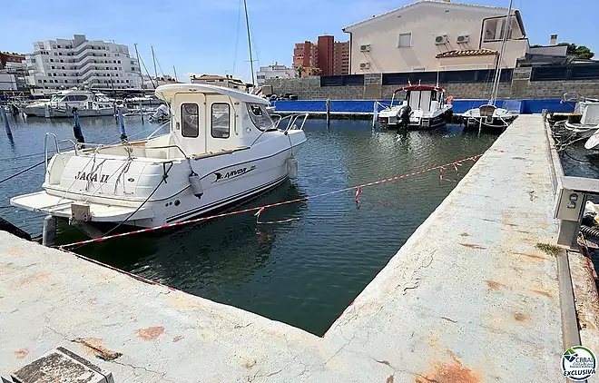 Mooring of 3 x 8 metres, suitable for both sailing and motor boats.