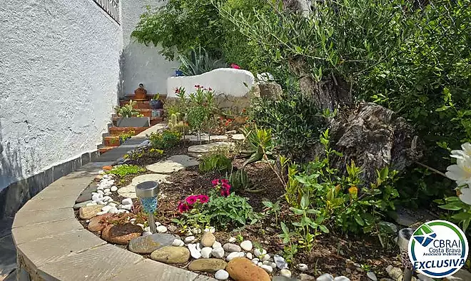 Gran apartament de 3 dormitoris amb boniques vistes a la muntanya a minuts de la platja.