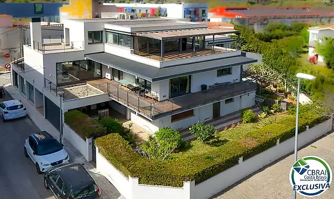 Casa unifamiliar exclusiva amb ascensor, jardí i múltiples espais independents a Llançà