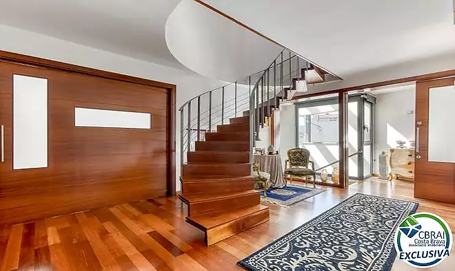 Casa unifamiliar exclusiva amb ascensor, jardí i múltiples espais independents a Llançà