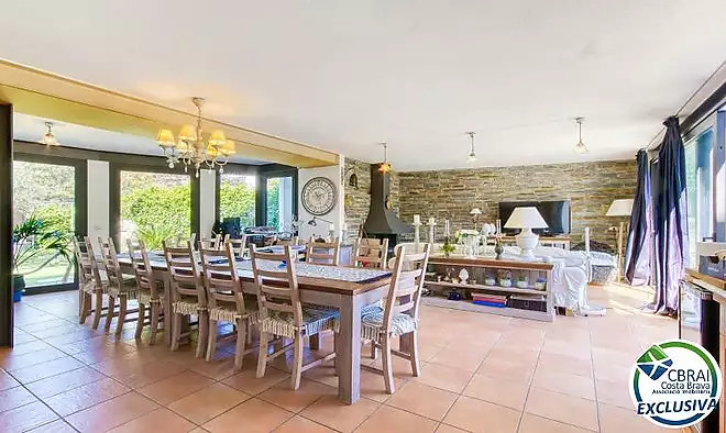 Casa unifamiliar exclusiva amb ascensor, jardí i múltiples espais independents a Llançà