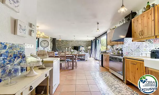 Casa unifamiliar exclusiva amb ascensor, jardí i múltiples espais independents a Llançà