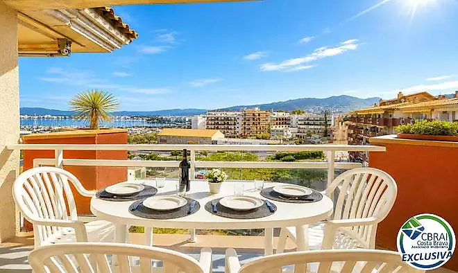 &Agrave;tic amb vistes al mar i terrassa a 200 m de la platja a Roses