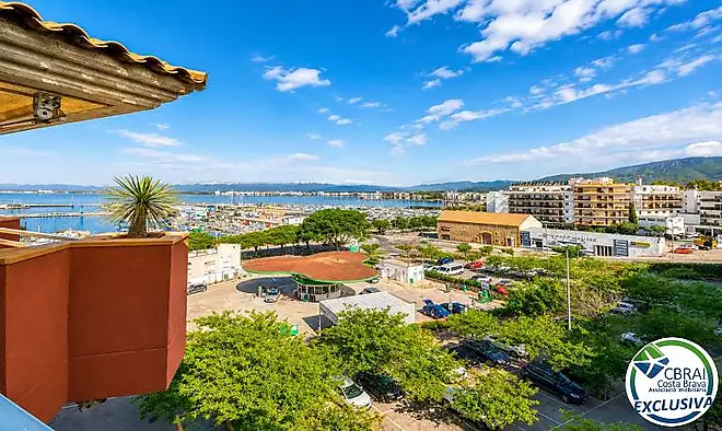 &Agrave;tic amb vistes al mar i terrassa a 200 m de la platja a Roses