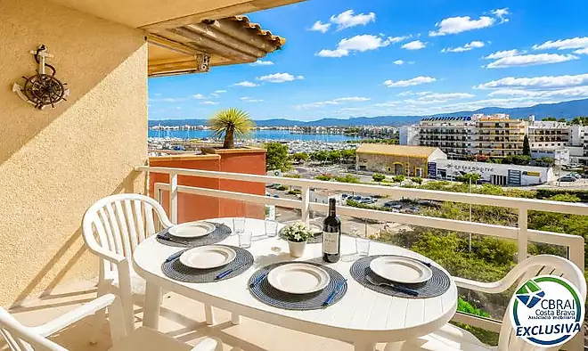 &Agrave;tic amb vistes al mar i terrassa a 200 m de la platja a Roses