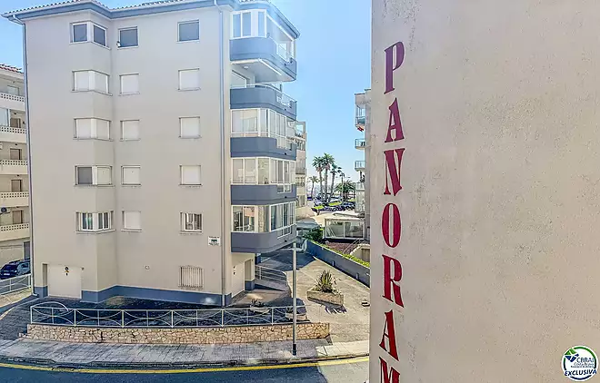 Acollidor apartament de 2 habitacions amb terrassa — Roses (Santa Margarita)